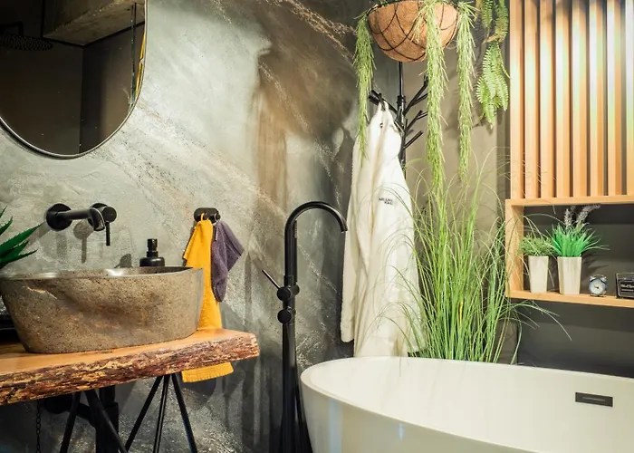 Seasons Raw Nest-adults Only 公寓