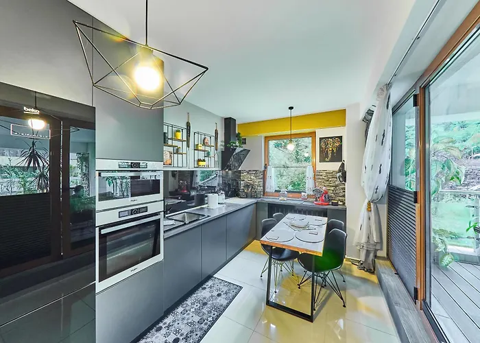 Seasons Raw Nest-adults Only 公寓